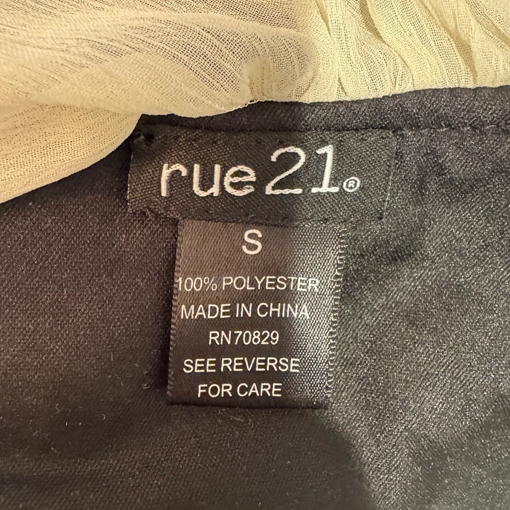 ❌SOLD❌5 for $30 RUE21 Off-Shoulder Ruffle Top Black & Cream - Picture 5 of 5